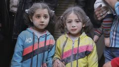 Děti, které přežily raketový útok. Aleppo, Sýrie. Duben 2015