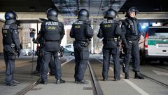 Němečtí policisté na demonstraci Pegidy v Drážďanech.