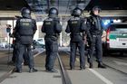 Muž s plynovou pistolí zranil desítky lidí v německém kině. Policie ho zastřelila