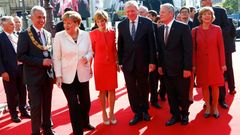 Němečtí politici přicházejí na oficiální oslavu sjednocení ve Frankfurtu