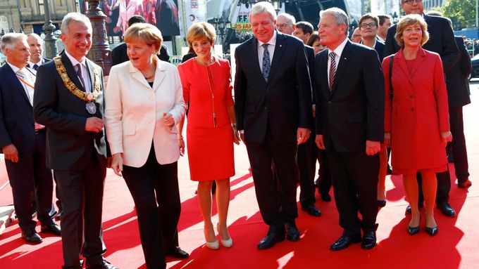 Němečtí politici přicházejí na oficiální oslavu sjednocení ve Frankfurtu, 3. října 2015