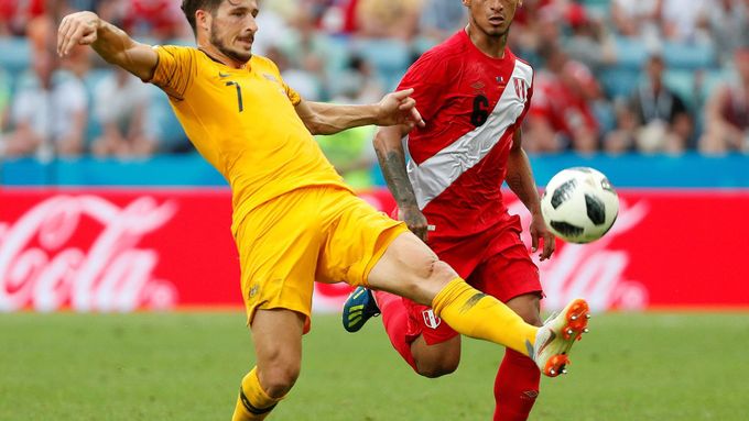 MS ve fotbale 2018: Austrálie - Peru, australský Mathew Leckie proti Miguelu Traucovi z Brna