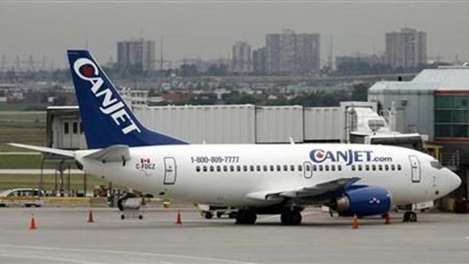 Letadlo CanJet zaparkované na letišti v Torontu