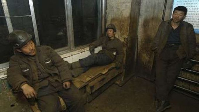 Čínští horníci čekají na sfárání do dolu (archivní snímek).