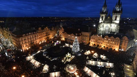 Vánoční strom v Praze se rozzářil za doprovodu Krkonošských pohádek, trhy už začaly