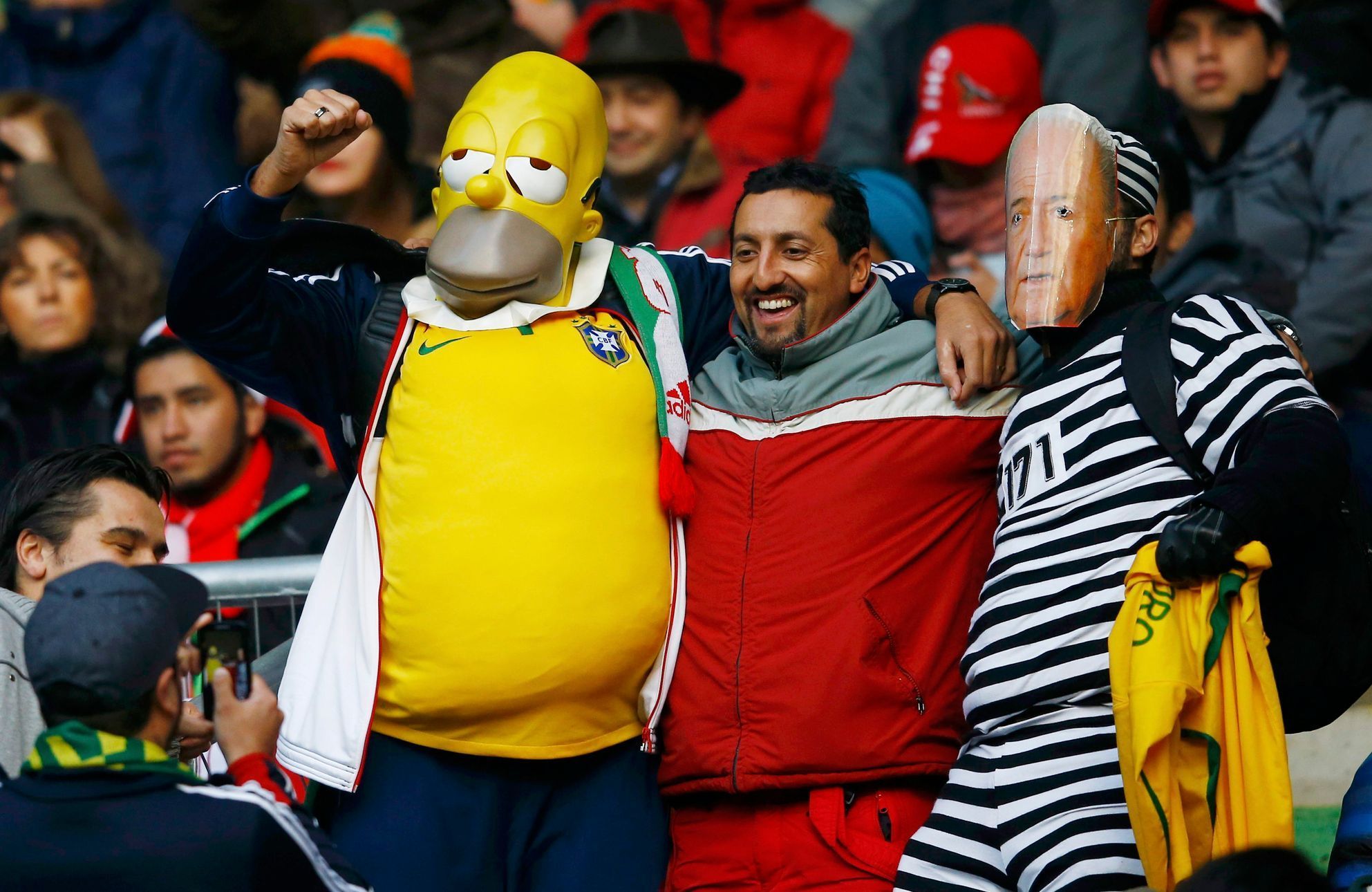 Copa América 2015: fanoušci Brazílie oblečení jako Homer Simpson a vězeň Sepp Blatter