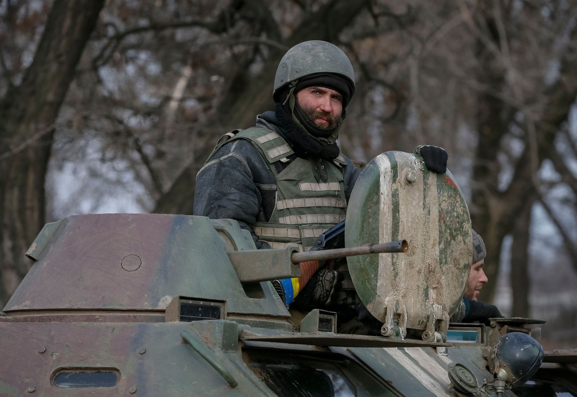 Ukrajinský voják na obrněném transportéru u Debalceve.