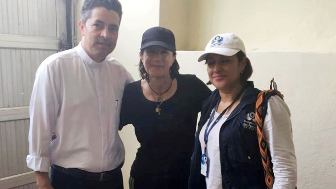 Španělská novinářka Salud Hernándezová-Moraová s knězem Ramonem Torradem a vládní úřednicí Martou Bustamantovou.