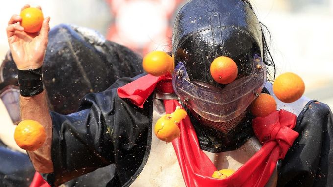 Italové každoročně svádějí tradiční pomerančovou bitvu v městečku Ivrea