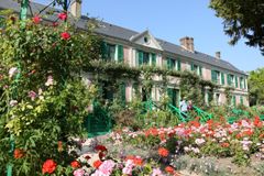 Bydlet jako Claude Monet. Francouz pronajímá malířův Modrý dům se zahradou na Airbnb