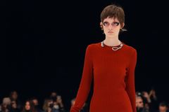 Módní značka Givenchy sklízí kritiku za náhrdelník ve tvaru oprátky