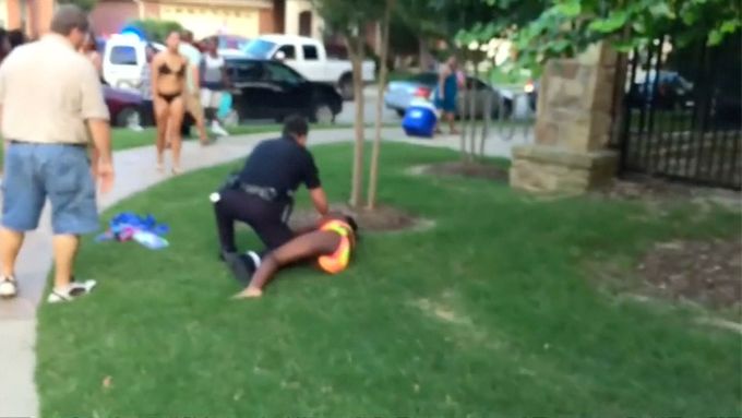 V USA vyvolalo pobouření video z policejního zásahu na plovárně v Texasu. Policista na mladistvé černochy vytáhl zbraň a jednu z dívek povalil. Důvodem bylo prý údajné nepovolené koupání v bazénu.