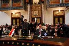 Bagdád hostí "summit prázdného žvanění", začal výbuchem