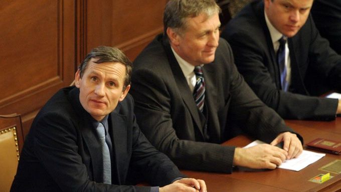 17. ledna 2007: Premiér a vicepremiéři - Mirek Topolánek s Jiřím Čunkem a Martinem Bursíkem při hlasování o důvěře vlády.