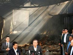 Pan Ki-mun mluví s novináři před poničenou budovou UNRWA