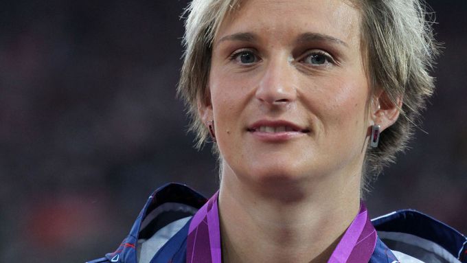 Česká oštěpařka Barbora Špotáková pózuje se zlatou medailí na OH 2012 v Londýně.