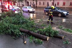 V Liberci zemřel za bouřky muž, výjezdy hlásí hasiči z řady míst v Česku