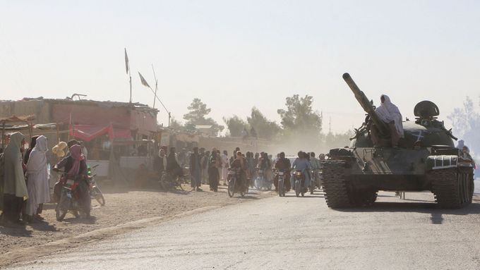 Afghánský bojovník Tálibánu sedí na tanku poblíž afghánsko-pákistánské hranice ve Spin Boldaku v provincii Kandahár.