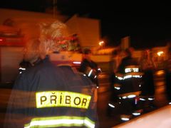 "Jsou tu sbory z celého kraje," prozradil jeden z unavených hasičů u hasičské zbrojnice nedaleko novojičínského náměstí.