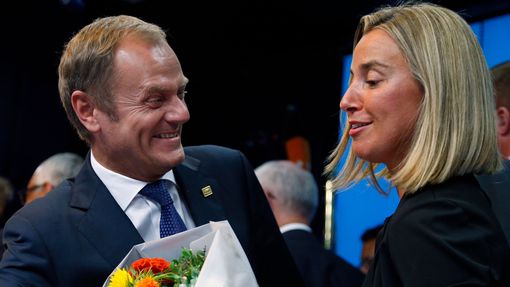 Nový šéf Evropské rady Donald Tusk a budoucí šéfka unijní diplomacie Federica Mogheriniová na summitu EU v Bruselu.