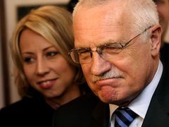 Václav Klaus nesouhlasně kroutí hlavou při tvrzení Martina Bursíka o výsledku společného jednání.