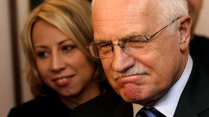 Václav Klaus signed the bill on wirtaps while the Greens are getting ready to present their own version of the bill - Greens' Kateřina Jacques in the back