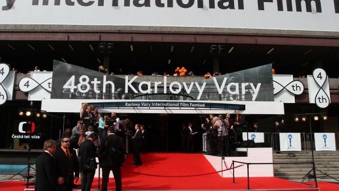 FOTO Začal MFF Karlovy Vary: Dorazili Travolta i Klausová