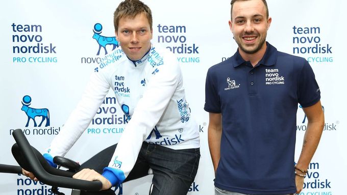Lukáš Frýba (v bílém) se závodníkem týmu Novo Nordisk Thomasem Raeymaekersem. Oba cyklisté trpí cukrovkou.