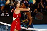 Aryna Sabalenková a Coco Gauffová ve vzájemném objetí. Znovu v rudé hrající Běloruska oplatila stále teprve devatenáctileté Američance bolestivou porážku z finále loňského US Open.