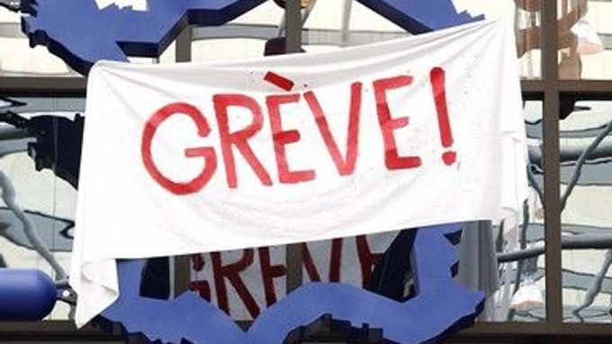 Francouzští zaměstnanci jsou nároční a rádi protestují. Dílo výtvarníka Davida Černého "EU 2009" vyobrazilo Francii s transparentem Stávka!