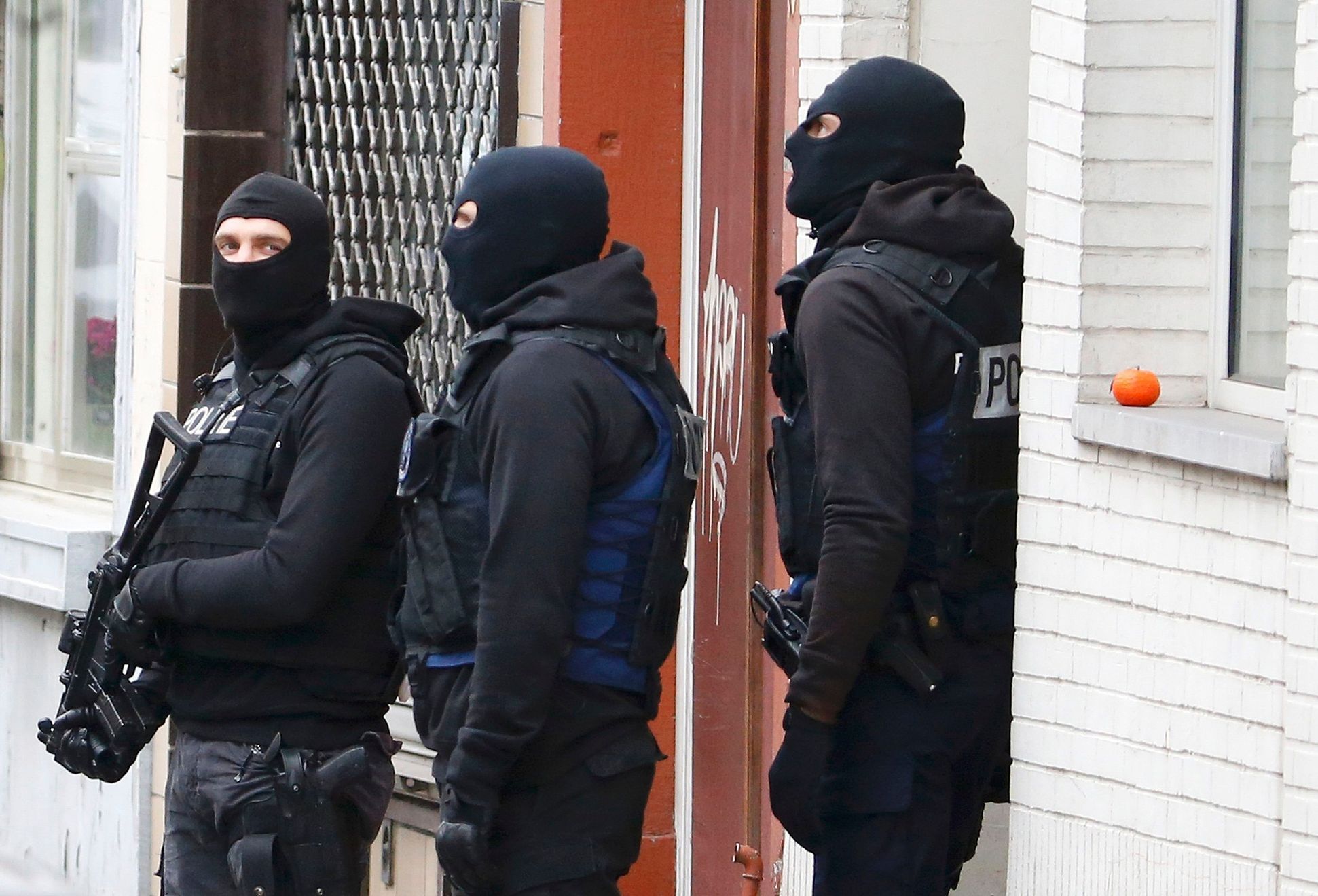 Belgická policie při zásahu v bruselské čtvrti Molenbeek.