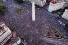 Kolem Obelisku se na Plaza de la República sešly desítky tisíc lidí.