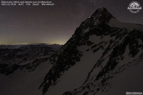 Snímek z webkamery zachytil světlo z čelovek obou alpinistů těsně pod vrcholem.