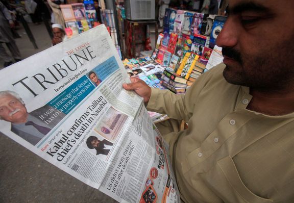 Pákistánec si čte noviny se zprávou o smrti šéfa Tálibánu Mansúra.