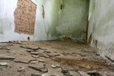 Na několika místech uvnitř stavení byly stěny zbaveny omítky, aby se nabraly vzorky pro dílčí analýzy, které přítomnost chemikálií potvrdily.