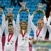 České tenistky slaví vítězství ve finále Fed Cupu 2011 proti Rusku.