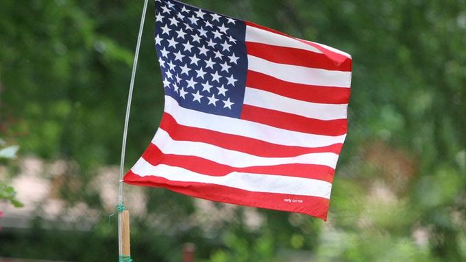 Vlajka Spojených států amerických vlaje na zahrádce domu v Praze-Košířích.