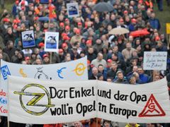 Na podporu Opelu už před ústředím společnosti v Ruesselsheimu pochodovaly tisíce zaměstnanců. Na plakátu je napsáno, že i "vnuk i děda chtějí Opel v Evropě".