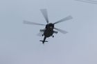 V Hradci Králové havaroval vrtulník, zřítil se z jednoho metru. Dva zraněné odvezli do nemocnice