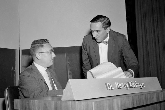 Henry Kissinger (vlevo) jako mladý nositel doktorského titulu ve Washingtonu v USA. Snímek z 27. července 1958