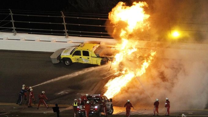 FOTO Havárie, bouračky, kolize i nadšení fans. To je NASCAR v Daytoně