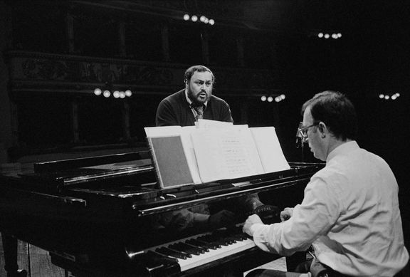 Luciano Pavarotti při zkoušce na recitál s klavíristou Leonem Magierou.