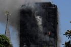 Při tragickém požáru v Londýně hasiči pochybili. Neměli lidem říkat, ať zůstanou v bytech