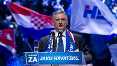 Chrovatsko Tomislav Karamarko, president of Croatian Democratic Union (HDZ), speaks during an election rally at Arena in Zagreb
