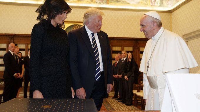 Americký prezident Donald Trump s manželkou Melanií při soukromé audienci u papeže Františka.