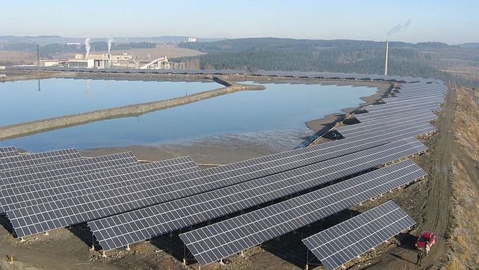 Fotovoltaická elektrárna na hrázi chemického odkaliště v Rožné. Od března zelená elektřina z podobných projektů přijde o zvýhodněné výkupní ceny, takže se už nové solární parky nevyplatí stavět