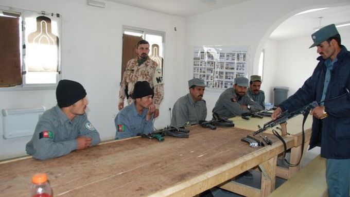 Afghánská národní policie používá pistole Makarov.