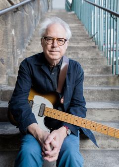 Bill Frisell je skoro 40 let šťastně ženatý s malířkou Carole D'Inverno.