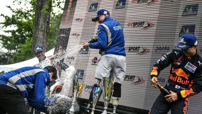 Billy Monger slaví vítězství v nedělním závodě šampionátu Euroformula Open ve francouzském Pau.