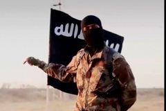 Obluda vábí mladíka. USA na letácích varují Syřany před IS
